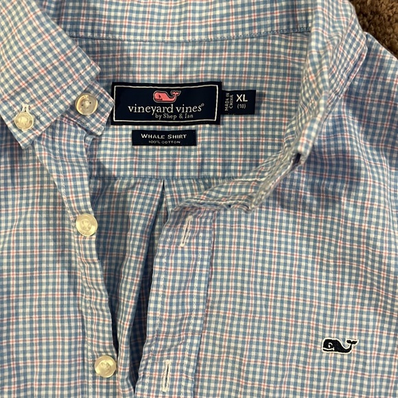 Vineyard vines XL blue & red whale shirt - Picture 2 of 4